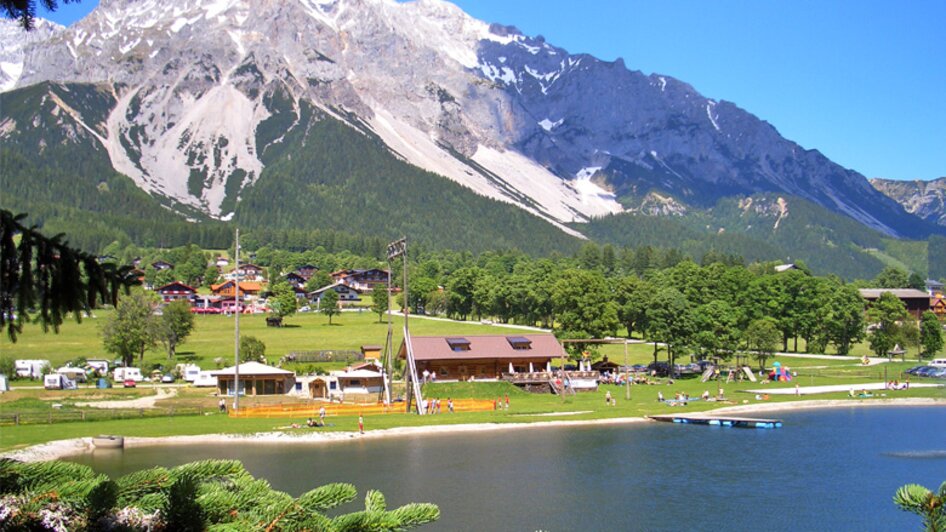 Ramsau Beach mit Bergkulisse. | © Photo Austria