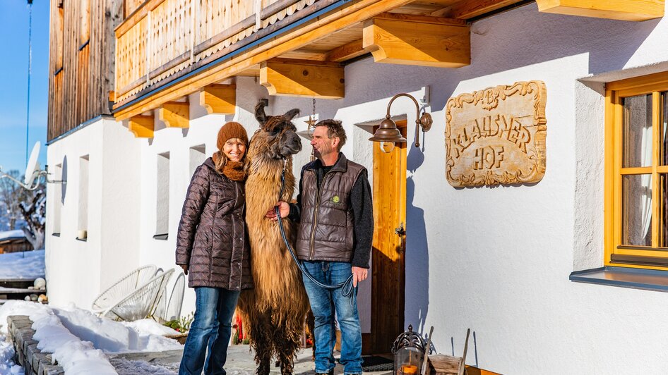 Klausnerhof - Bauersleute mit Lama