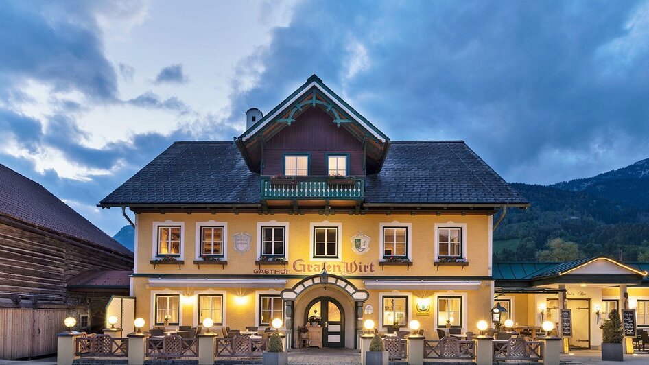  GrafenWirt - Hausansicht abends