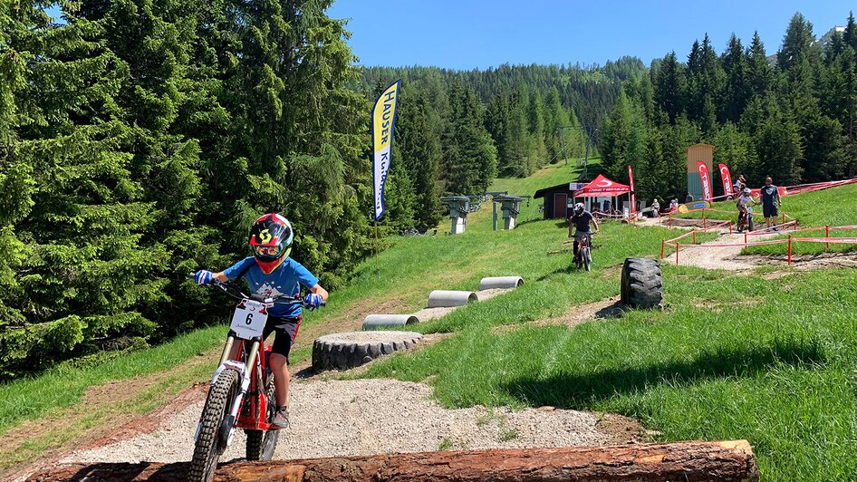 Kinder beim Befahren des E-Trial Parcours am Hauser Kaibling