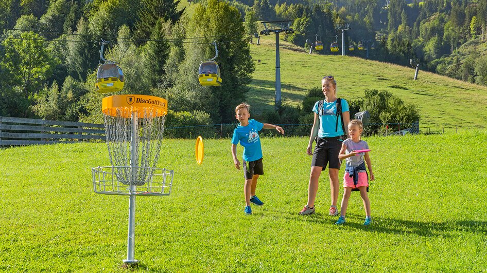 Mutter mit Kindern vor Disc-Golf Korb | © Hauser Kaibling@René Eduard Perhab