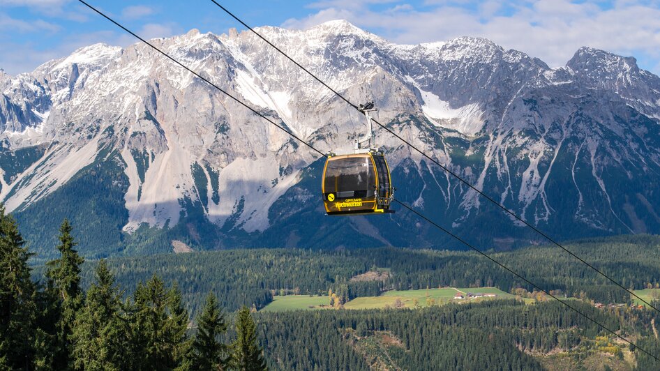 Die Hochwurzen bietet eine atemberaubende Aussicht auf das Dachsteinmassiv.