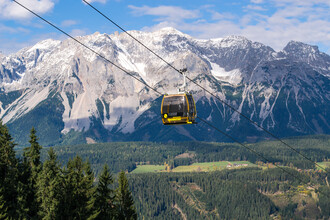 Die Hochwurzen bietet eine atemberaubende Aussicht auf das Dachsteinmassiv. | © Alexander Klünsner
