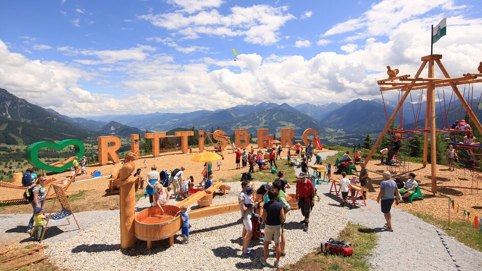 Rittisberg Höhenspielplatz mit fantastischem Bergpanorama.