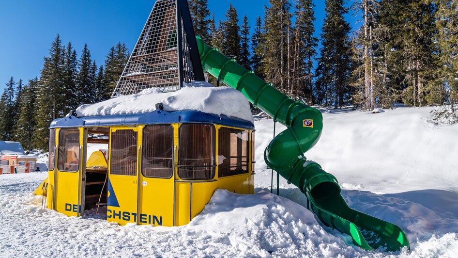 Die Dachsteingondel mit ihren Rutschen im Hopsi Winterkinderland.