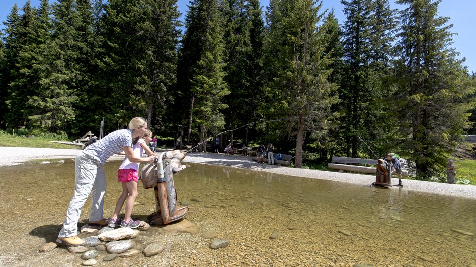 Im Sommer können sich Groß und Klein bei den Wasserspielen im Hopsiland erfrischen