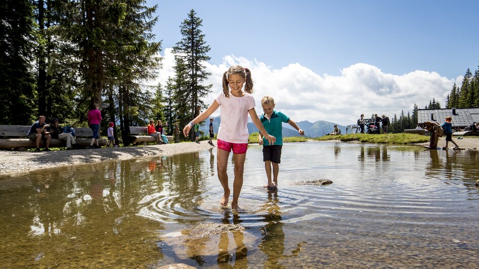 Kinder bei den Wasserspielen im Hopsiland