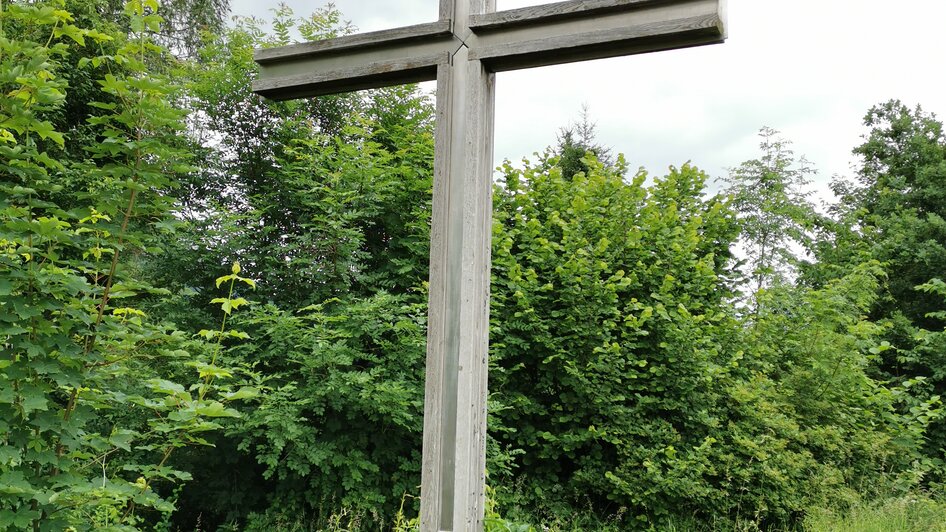 Kreuz bei der Kirchenruine Neuhaus