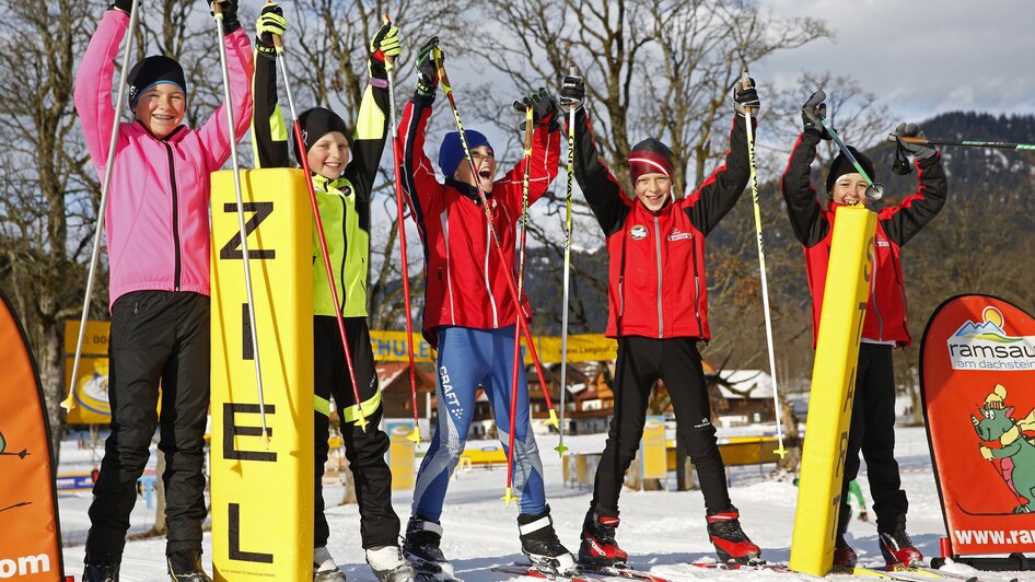 Eine Gruppe junger Langläufer an der Ziellinie. | © Herbert Raffalt