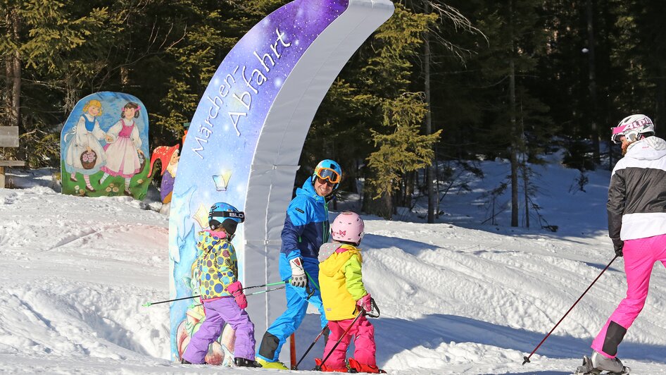 Kinder lernen spielerisch Skifahren auf der Märchen Abfahrt. | © Hans-Peter Steiner