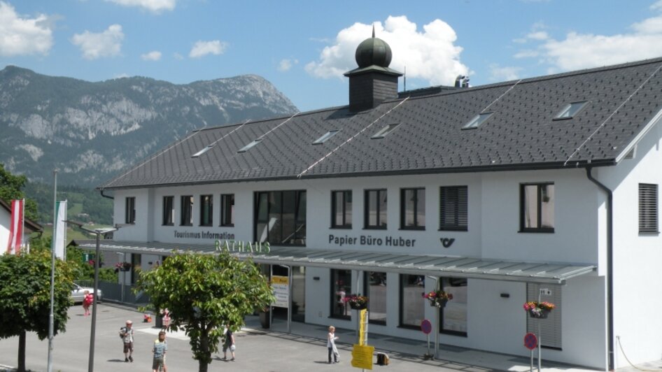 Rathaus mit Tourismusbüro und Papierfachgeschäft