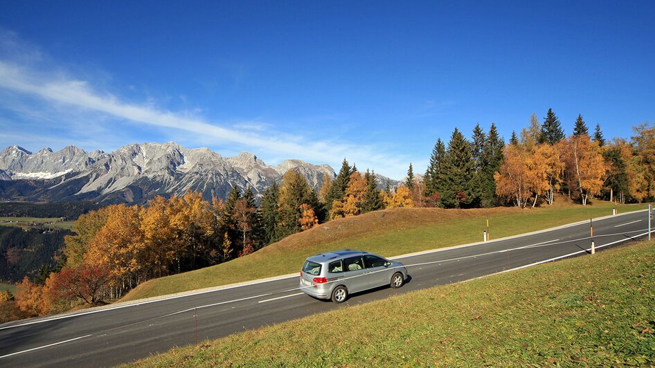 Fahrt durch eine bunte Herbstlandschaft auf der Planai-Mautstraße