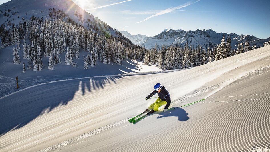 Skifahrer auf perfekt präparierter Piste 