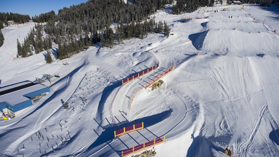 Das Funcross ist ein abenteuerlicher Parcours mit Sprüngen, Steilkurven und Tunnels | © Johannes Absenger