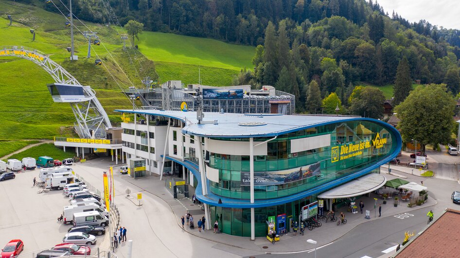 Der Planet Planai, die neue Talstation der Planai Hauptseilbahn mit der modernen 10er Gondel | © Hans-Peter Steiner
