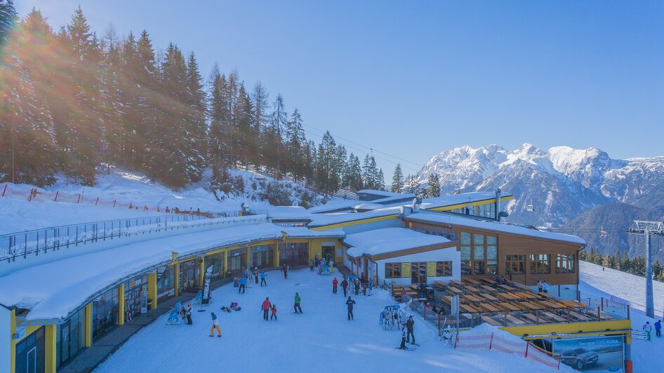 Platzhirsch mit Bergstation Seilbahn | © Hauser Kaibling