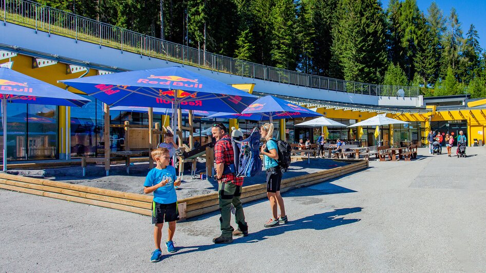 Platzhirsch - Terrasse im Sommer | © Hauser Kaibling