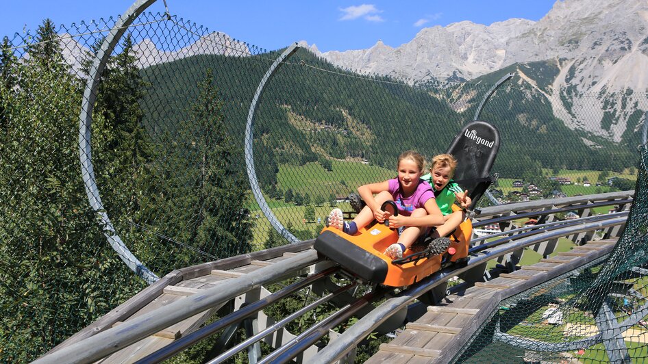 Zwei Kinder auf dem Coaster.