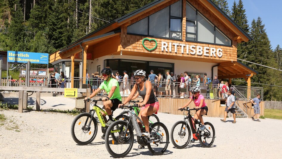 Familie am Radfahren.