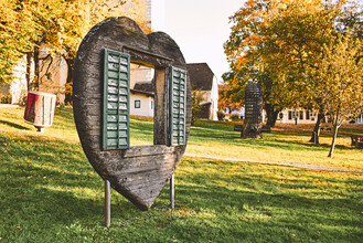 Herzförmige Holzskulptur mit Fenster | © Armin Walcher