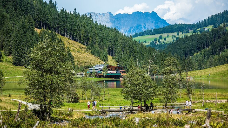 Steirischer Bodensee mit Blick auf einen Gasthof