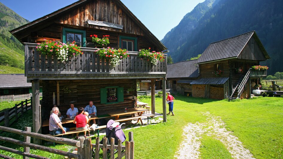 Die Zauneralm befindet sich nur 2 Gehminuten vom Parkplatz Breitlahnalm entfernt. | © Herbert Raffalt